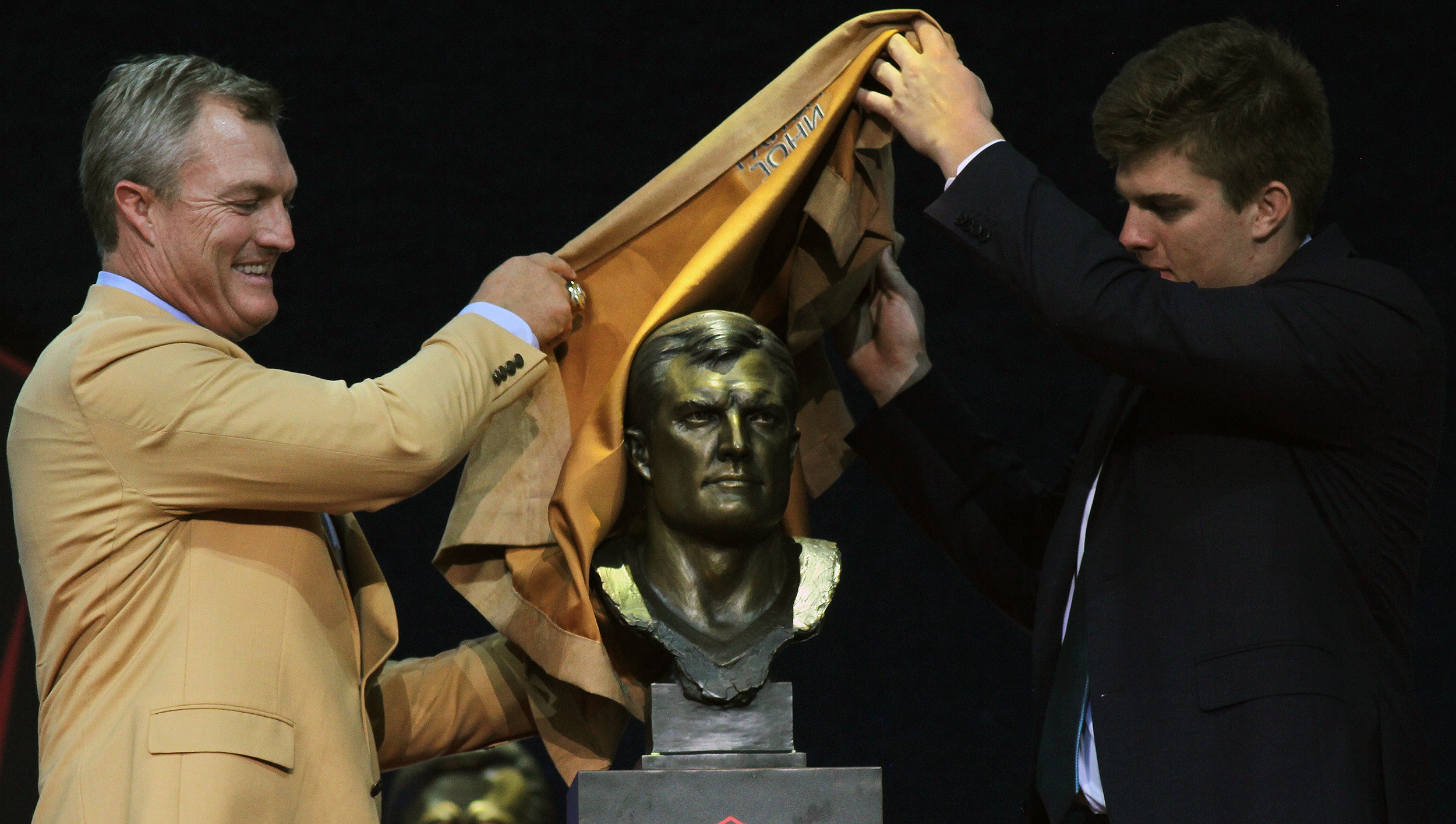 John Lynch unveils his bust